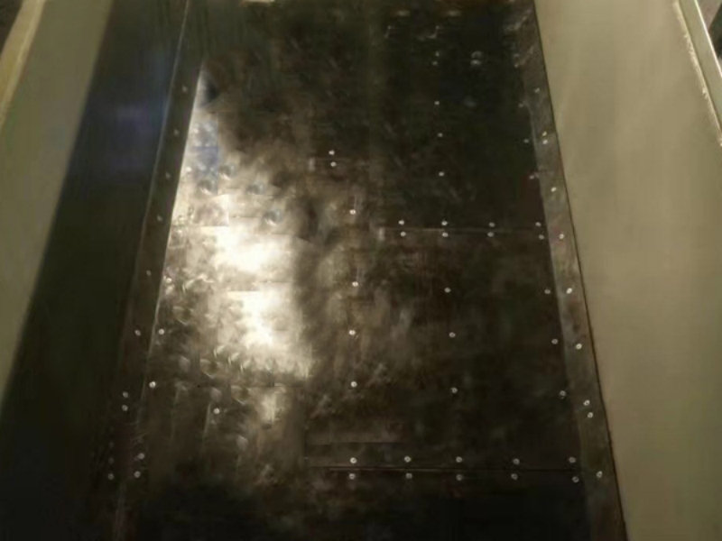 困擾司機師傅的車底粘黏？安陽宏誠自卸車車底滑板解決你的困擾！